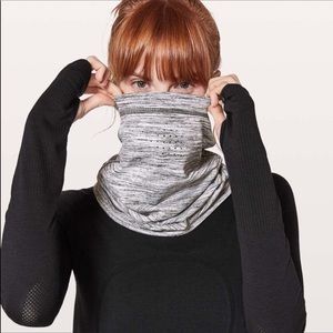 Lululemon Cross Chill Run Neckwarmer
